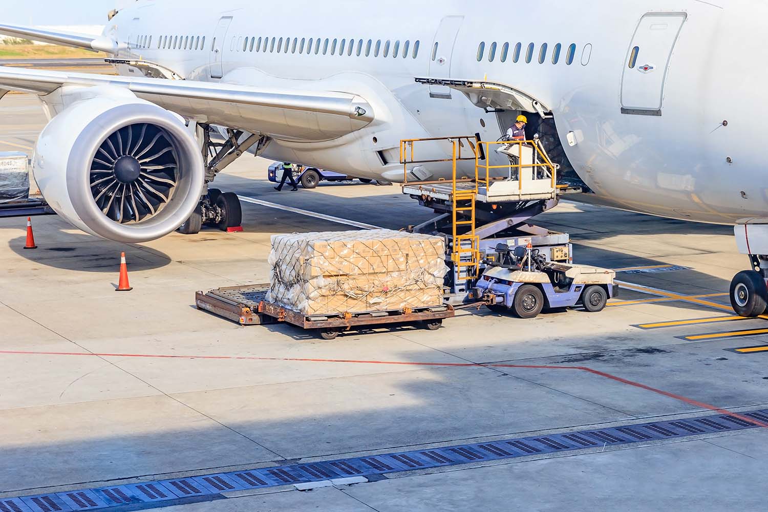 ทำไมการขนส่งสินค้าแบบ air freight ถึงมีค่าใช้จ่ายสูงกว่าขนส่งทั่วไป